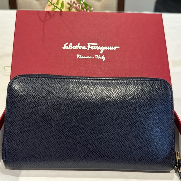 Authentic Salvatore Ferragamo zippy wallet with box - Picture 3 of 12